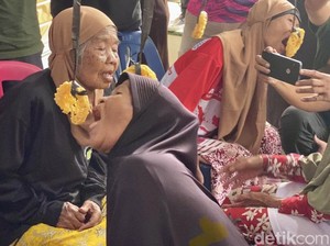 Semangat Nenek-nenek Banjarnegara Lomba Makan Kerupuk Meski Gigi Mulai Lapuk