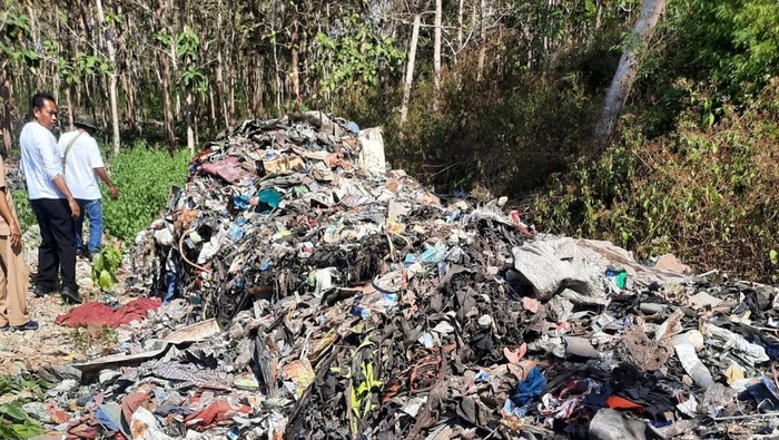 Lokasi pembuangan sampah anorganik di lahan milik warga Paliyan, Gunungkidul, Kamis (14/8/2025).