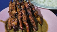 Sate Ayam Pak Tsjadmadi juga tak kalah populer. Sudah berdiri di daerah Tegal, Jawa Tengah sejak tahun 1960. Dibakar dua kali dan disajikan dengan bumbu kacang yang sedikit lebih manis. Harga per porsinya Rp 50 ribu. Foto: /id.worldorgs.com