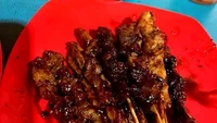 Sate Ayam Pak Jangkung di Semarang juga tidak boleh dilewatkan. Sudah berdiri sejak tahun 1975, menawarkan sate yang bisa pilih bagian daging paha atau dada. Disiram dengan kuah kacang yang lezat dan tak begitu kental. Lokasinya ada di Jl. Sudoyono, Semarang. Foto: Novianty/Google Review