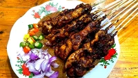 Beralih ke Semarang, bisa menemukan sate ayam legendaris Pak Yanto yang sudah buka sejak tahun 1981. Sate ayam yang empuk disajikan dengan bumbu kacang halus. Harganya mulai dari Rp 30 ribuan saja. Foto: instagram @bikin_wareg
