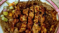 Kenikmatan sate ayam Madura bisa dirasakan di Sate Jaya Agung yang berlokasi di Jalan Sabang, Jakarta Pusat. Eksis sejak tahun 1963, menawarkan sate ayam yang disajikan dengan lemak, kulit, serta saus kacang kental. Harga per porsinya mulai dari Rp 30 ribuan. Foto: Pergikuliner.com / febe _makan