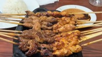 Warung Sate HM Harris di Jl. Asia Afrika, Bandung ini berdiri sejak tahun 1974. Menunya ada sate kambing dan sate ayam lezat yang disajikan di atas hot plate. Kelezatan sate ayam di sini bertambah saat dimakan dengan bumbu kacangnya. Foto: instagram @afaturochman