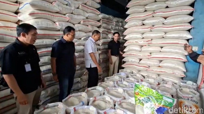 Satgas Pangan Polres Metro Depok mengecek ketersediaan beras di wilayah Depok, Jawa Barat. Hasilnya, masih ada 350 ton untuk Kota Depok. (Devi P/detikcom)