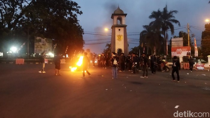 Sejumlah massa masih bertahan melakukan aksi demonstrasi terkait penolakan perjanjian kerja sama penampungan sampah antara Pemkab Pandeglang dengan Tangsel. (Aris/detikcom).