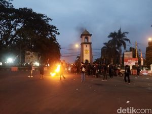 Massa Aksi Tolak MoU Tampung Sampah Tangsel Masih Bertahan di Tugu Pandeglang