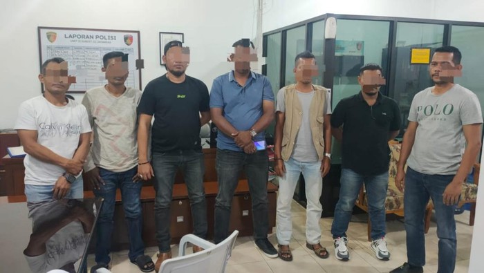 Sekelompok pria ditangkap polisi usai mengamuk di Kantor Dinas Perkim Aceh. (Dok. Polda Aceh)