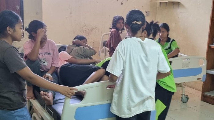 Siswa SMK-PP Negeri Kupang yang keracunan makanan saat dirawat di RSUD Naibonat, Kabupaten Kupang, NTT, Kamis (14/8/2025).