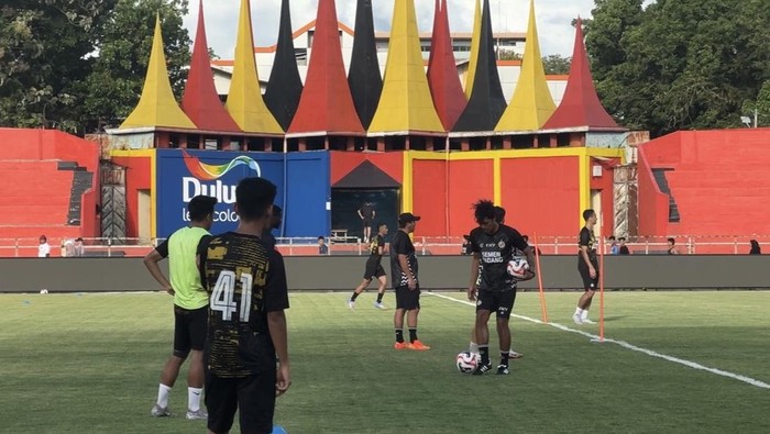 Skuad Semen Padang FC latihan sebelum laga lawan Dewa United. (Jeka Kampai/detikSumut)