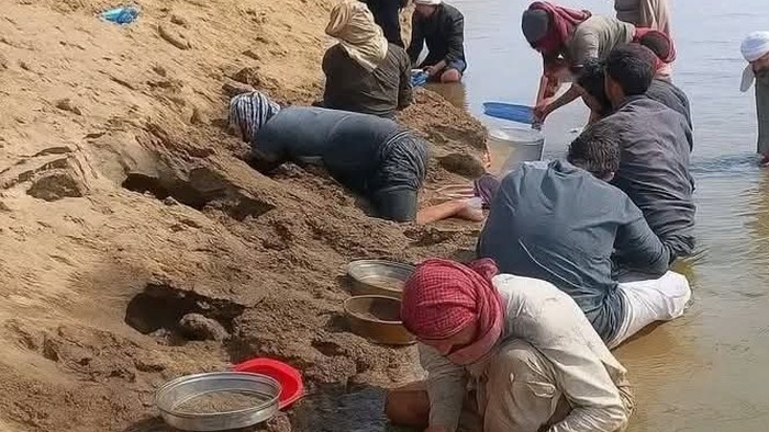 Berbondong-bondongnya warga Kota Raqqa, Suriah berburu emas mentah di tepian Sungai Eufrat menjadi sorotan dunia. Ternyata ada hadist yang pernah membahasnya.