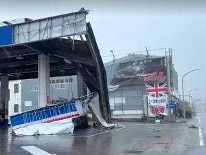 Taiwan Dihantam Topan, 407 Penerbangan Dibatalkan!