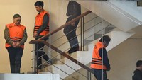 Pantauan detikcom di Gedung Merah Putih KPK, Jakarta Selatan, Kamis (14/8/2025), pukul 15.59 WIB, mereka turun dari ruang pemeriksaan KPK. Mereka tampak telah mengenakan rompi tahanan KPK berwarna oranye. Foto: ANTARA FOTO/Sulthony Hasanuddin