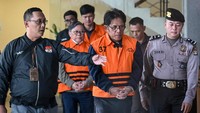 Mereka digiring sejumlah pegawai KPK menuju ruang konferensi pers. Selain itu, tangan para tersangka itu juga turut diborgol. Sebelumnya, KPK melakukan OTT di kantor Inhutani V, yang merupakan salah satu BUMN. OTT tersebut terkait dengan perkara suap di sektor kehutanan terkait pengelolaan kawasan hutan. Foto: ANTARA FOTO/Sulthony Hasanuddin