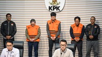 Ketiga tersangka yakni, Direktur Utama PT Eksploitasi dan Industri Hutan (Inhutani) V Dicky Yuana Rady, Djunaidi (DJN) selaku Direktur PT PML dan Aditya (ADT) selaku staf perizinan SB Grup. Para tersangka itu langsung ditahan selama 20 hari pertama, terhitung mulai Kamis (14/8) sampai 1 September 2025. Foto: ANTARA FOTO/Sulthony Hasanuddin