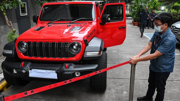 Petugas KPK menunjukkan barang bukti mobil dari kasus dugaan suap izin pemanfaatan kawasan hutan di Gedung Merah Putih KPK, Jakarta, Kamis (14/8/2025). KPK menahan tiga tersangka pasca OTT yakni Direktur Utama PT Inhutani V Dicky Yuanda Rady, staf perizinan PT Sungai Budi Grup Aditya, dan Direktur Utama PT Paramita Mulia Langgeng Djunaidi terkait kasus dugaan suap izin pemanfaatan kawasan hutan di PT Eksploitasi dan Industri Hutan (Inhutani) V serta menyita barang bukti uang tunai senilai SGD189.000 (Rp2,4 miliar), Rp8,5 juta, dan dua unit mobil. ANTARA FOTO/Sulthony Hasanuddin/bar