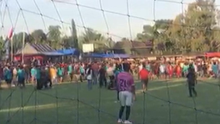 Tangkapan layar turnamen sepakbola di Kabupaten Pinrang ricuh, suporter menyerang wasit.