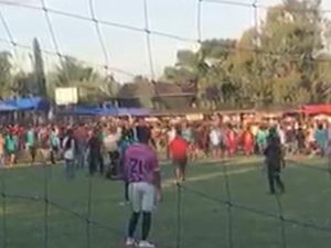 Turnamen Sepakbola di Pinrang Ricuh, Suporter Nyaris Pukul Wasit