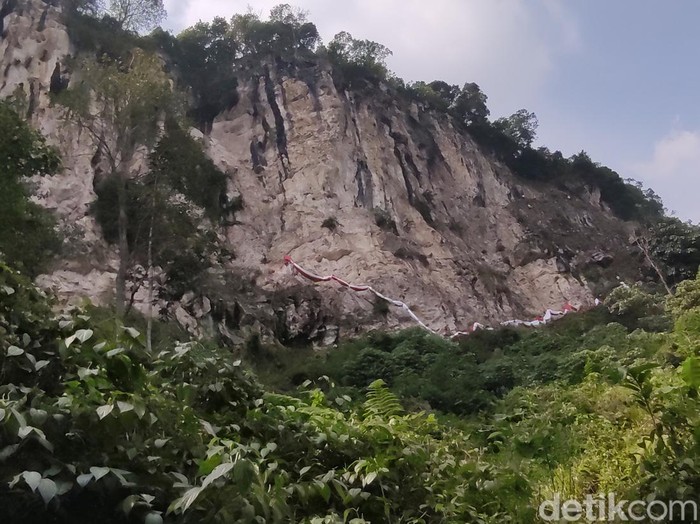 Tebing Lidah Jeger di kawasan Desa Leuwi Karet, Klapanunggal, Kabupaten Bogor.