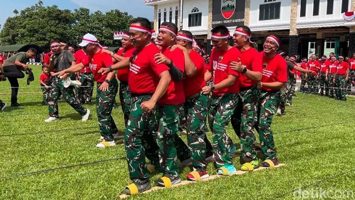 Teks foto: Pangdam I/BB Mayjen Rio Firdianto saat mengikuti lomba bakiak. (Foto: Finta Rahyuni/detikSumut)