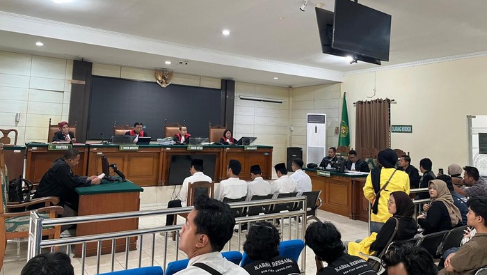 Terdakwa kasus kerusuhan May Day Semarang disidangkan di Pengadilan Negeri Semarang, Kecamatan Semarang Barat, Kota Semarang, Kamis (14/8/2025).
