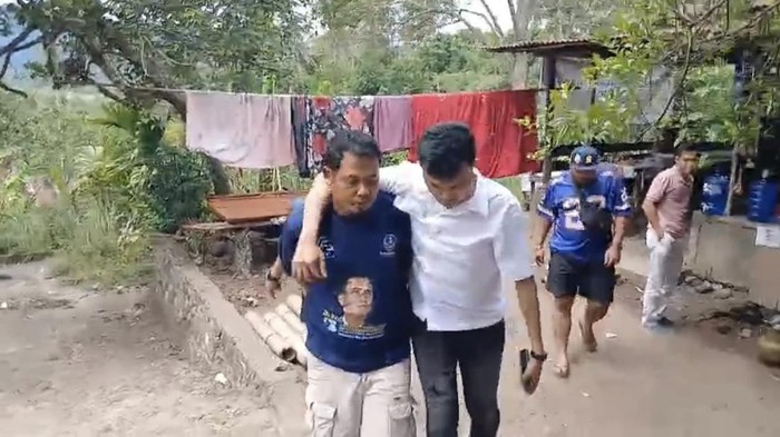 Tersangka pembobolan ATM kakak kandung di Tanah Datar saat diamankan. (Istimewa)