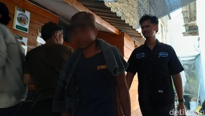 Tersangka WD digiring ke Rutan Polresta Mataram untuk ditahan, Kamis (14/8/2025). (Foto: Abdurrasyid Efendi/detikBali)