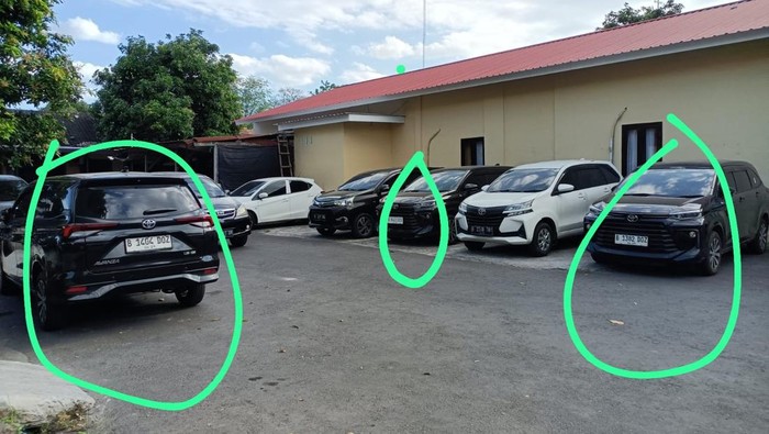 Tiga mobil operasional Bawaslu NTB yang digadaikan ASN diamankan Satreskrim Polresta Mataram. (Abdurrasyid Efendi/detikBali)