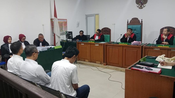 Tiga terdakwa saat menjalani sidang tuntutan.