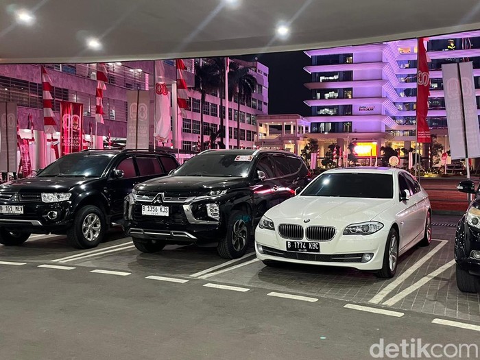Tim penyidik pada Jampidsus Kejaksaan Agung (Kejagung) kembali menyita empat mobil milik Riza Chalid. (Ondang/detikcom).