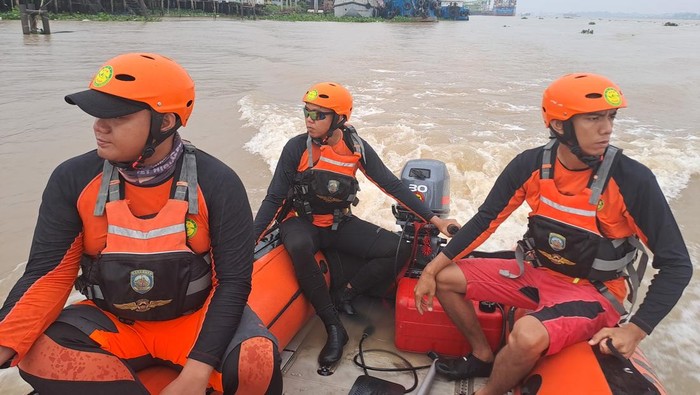 Tim SAR gabungan melakukan pencarian korban yang dilaporkan tenggelam di Sungai Musi