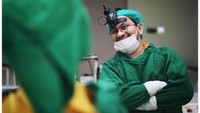 Tompi juga seorang dokter spesialis bedah plastik. Ia lulusan Fakultas Kedokteran Universitas Indonesia. (Foto: dok Instagram dr_tompi)