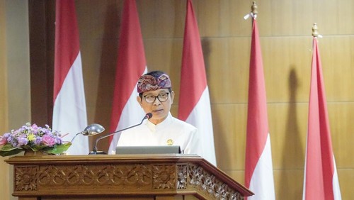 upati Wayan Adi Arnawa menyampaikan jawaban pemerintah atas PU Fraksi-Fraksi DPRD Badung pada Rapat Paripurna DPRD Badung di Ruang Sidang Utama Gosana, Kantor DPRD Badung, Kamis (14/8/2025). (Pemkab Badung)