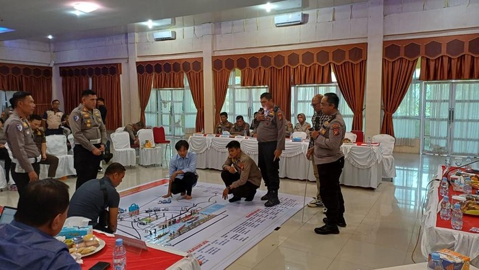 Wakapolda Riau Brigjen Jossy Kusumo meminpin gladi posko dan tactical floor game (TFG) jelang Pacu Jalur, Kamis (14/8/2025).
