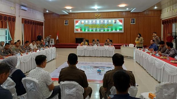 Wakapolda Riau Brigjen Jossy Kusumo meminpin gladi posko dan tactical floor game (TFG) jelang Pacu Jalur, Kamis (14/8/2025).