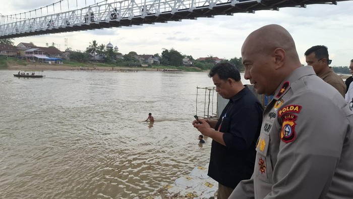 Wakapolda Sumut Brigjen Pol Jossy melihat kondisi air Sungai Kuantan dan Bupati Suhardiman melihat kondisi air (Raja Adil Siregar/detikSumut)