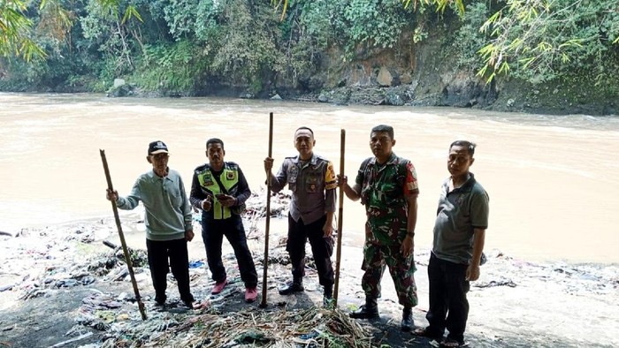 Warga bersama aparat mencari remaja hilang di sekitar Sungai Citanduy.
