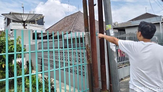 Warga saat menunjuk atap rumah yang dilompati terduga.
