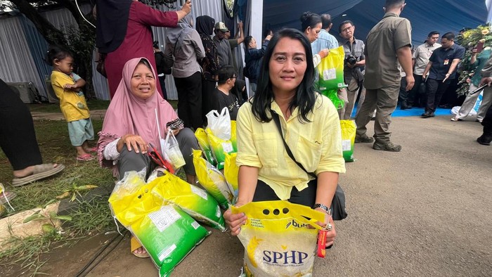 Warga senang bisa membeli beras dengan harga murah di Gerakan Pangan Murah