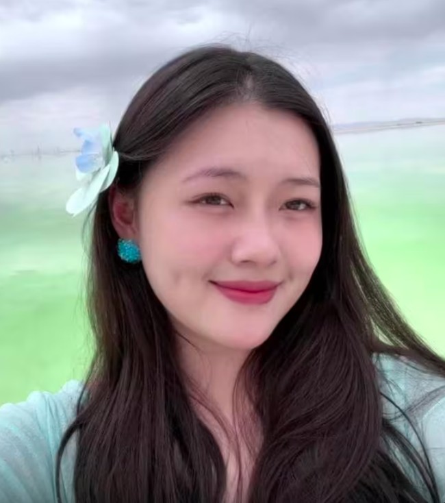 Matanya sangat mirip, lembut dan tenang! Apakah ini Barbie yang lain dari alam semesta paralel? Itu Barbie, kan? Dengan berat badan yang sudah naik, lebih sehat, dan bepergian dengan nama samaran, tulis netizen. Foto: Weibo