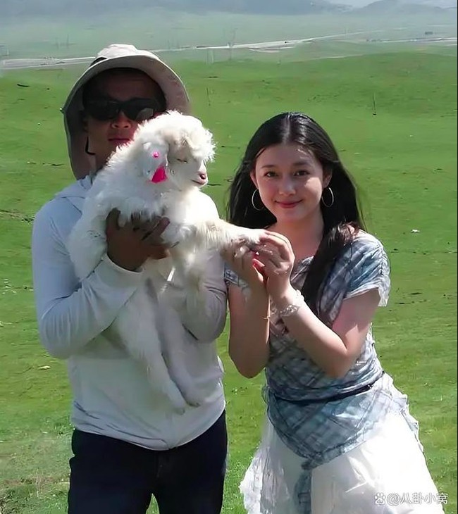 Wanita 24 tahun tersebut pertama kali viral ketika mengunggah berbagai fotonya liburan ke Qinghai. Ia menampilkan diri dengan suasana yang mengingatkan netizen akan San Chai. Beberapa bahkan menuduhnya sengaja menyamai Barbie Hsu yang langsung dibantah secara tegas. Foto: Weibo