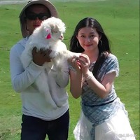 Wanita 24 tahun tersebut pertama kali viral ketika mengunggah berbagai fotonya liburan ke Qinghai. Ia menampilkan diri dengan suasana yang mengingatkan netizen akan San Chai. Beberapa bahkan menuduhnya sengaja menyamai Barbie Hsu yang langsung dibantah secara tegas. Foto: Weibo