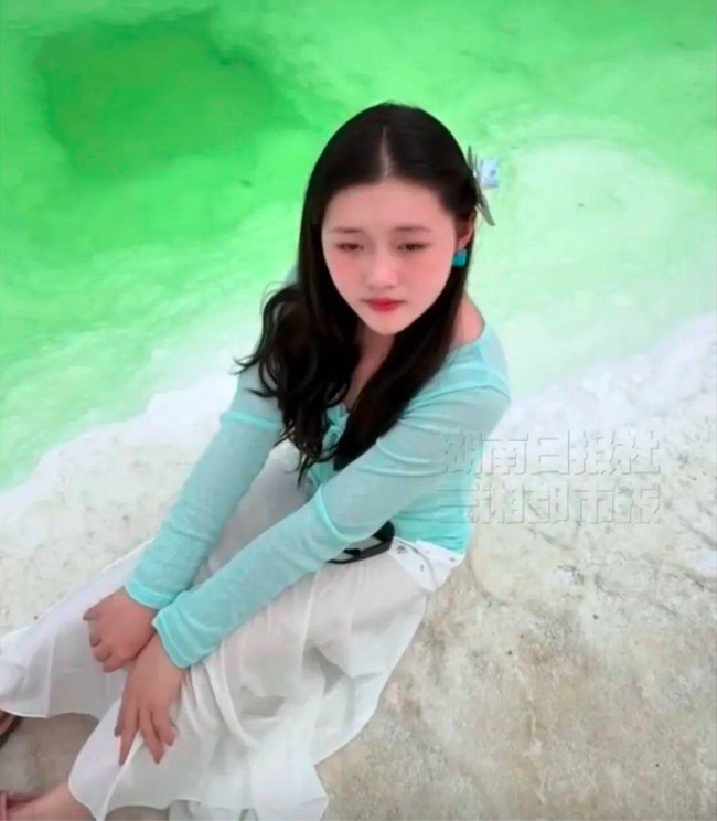 Dalam unggahannya, ia bahkan mengelak tuduhan operasi plastik. Aku sangat puas dengan diriku sendiri jadi aku tidak operasi plastik. Aku tidak pernah melakukannya dan aku tidak akan. Foto-foto ini diambil dengan kamera ponsel hanya untuk menangkap momen-momen cantik, tambahnya. Foto: Weibo