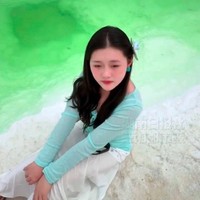 Dalam unggahannya, ia bahkan mengelak tuduhan operasi plastik. Aku sangat puas dengan diriku sendiri jadi aku tidak operasi plastik. Aku tidak pernah melakukannya dan aku tidak akan. Foto-foto ini diambil dengan kamera ponsel hanya untuk menangkap momen-momen cantik, tambahnya. Foto: Weibo