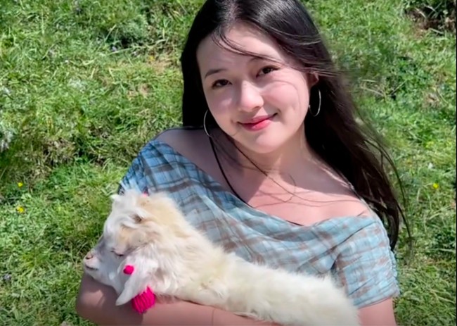 Dalam berbagai postingannya, gadis yang kuliah dari Universitas Medis Chongqing tersebut memang punya ciri-ciri fisik seperti Barbie. Ia memiliki rambut panjang hitam lurus tanpa poni, bentuk wajah mungil, juga mata yang memancarkan keluguan. Banyak orang menganggapnya seperti Barbie yang terlahir kembali. Foto: Weibo