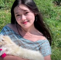 Dalam berbagai postingannya, gadis yang kuliah dari Universitas Medis Chongqing tersebut memang punya ciri-ciri fisik seperti Barbie. Ia memiliki rambut panjang hitam lurus tanpa poni, bentuk wajah mungil, juga mata yang memancarkan keluguan. Banyak orang menganggapnya seperti Barbie yang terlahir kembali. Foto: Weibo