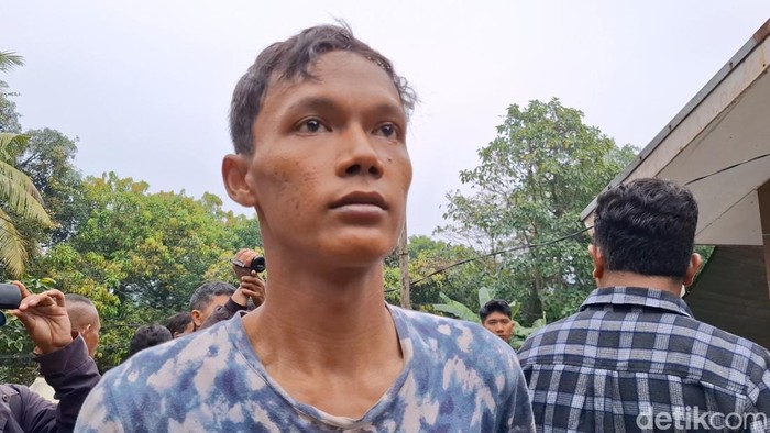 Ade Mulyana saat berada di TKP pembunuhan Dea.