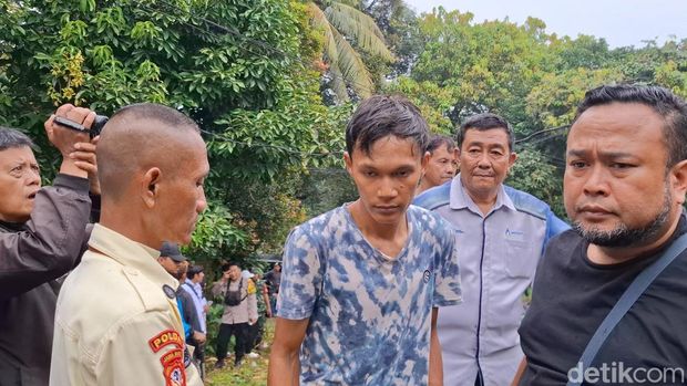 Ade Mulyana saat berada di TKP pembunuhan Dea.