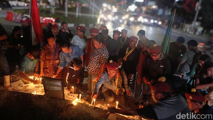 Aksi 1.000 lilin menuntut keadilan untuk Prada Lucky di depan Kantor Gubernur Nusa Tenggara Timur (NTT), Jalan El Tari Kupang, Jumat (15/8/2025) malam. (Foto: Simon Selly/detikBali)