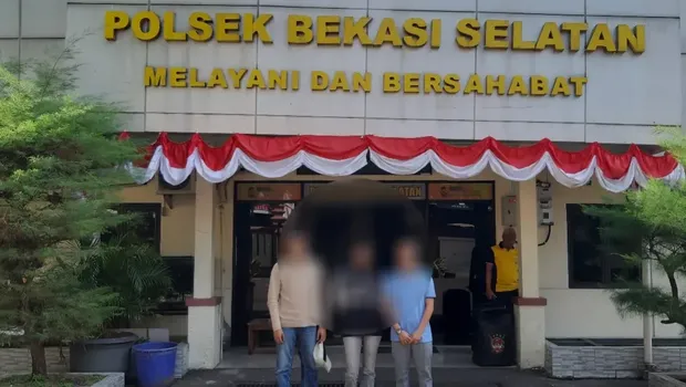 Aksi vandalisme di flyover Jalan Ahmad Yani, Kota Bekasi, ramai dikritik publik. Polisi menyelidiki kasus tersebut dan mengamankan tiga pria pelaku vandalisme. (dok Ist)