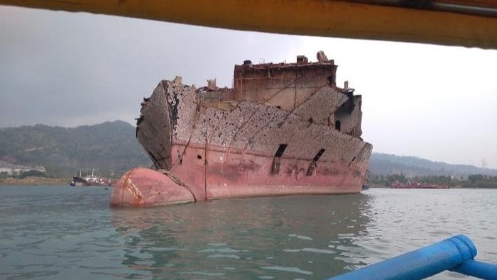 Aktivitas pemotongan kapal di perairan Merak (Dok istimewa)